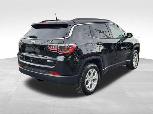Diamond Black Crystal Pearlcoat 2024 Jeep Compass Latitude