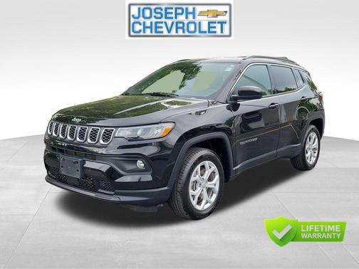 Diamond Black Crystal Pearlcoat 2024 Jeep Compass Latitude