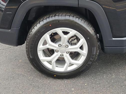 Diamond Black Crystal Pearlcoat 2024 Jeep Compass Latitude