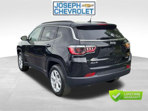 Diamond Black Crystal Pearlcoat 2024 Jeep Compass Latitude