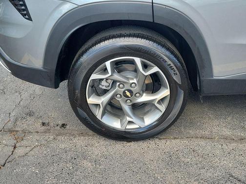 Sterling Gray Metallic 2025 Chevrolet Trax LT