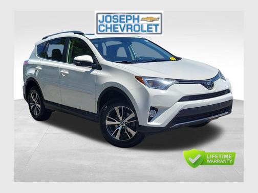 Super White 2018 Toyota RAV4 XLE