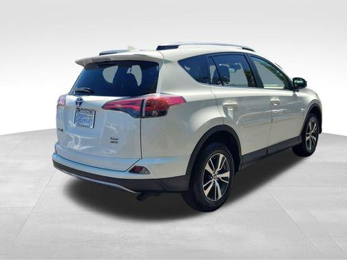 Super White 2018 Toyota RAV4 XLE