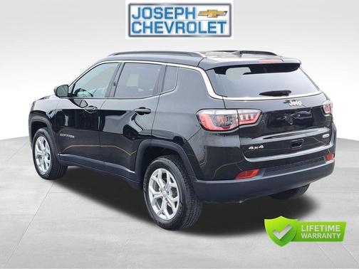 Diamond Black Crystal Pearlcoat 2024 Jeep Compass Latitude