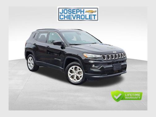 Diamond Black Crystal Pearlcoat 2024 Jeep Compass Latitude