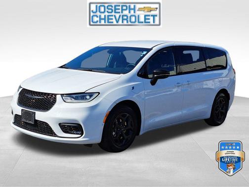 2024 Chrysler Pacifica Hybrid S Appearance Pkg