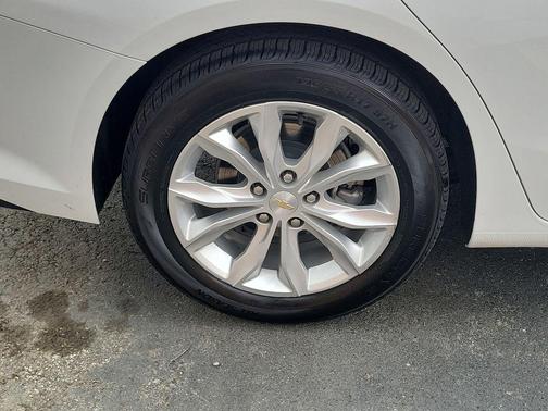 Summit White 2024 Chevrolet Malibu FWD 1LT