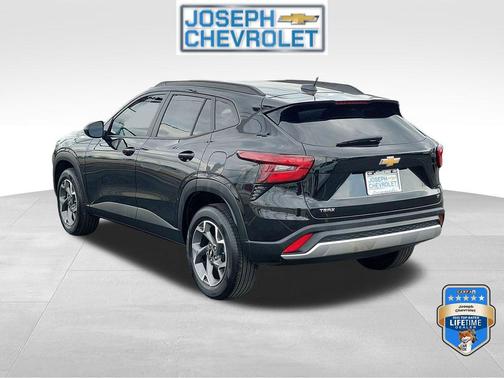 Mosaic Black Metallic 2024 Chevrolet Trax LT