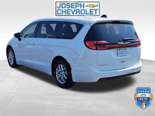 Bright White Clearcoat 2024 Chrysler Pacifica Touring L