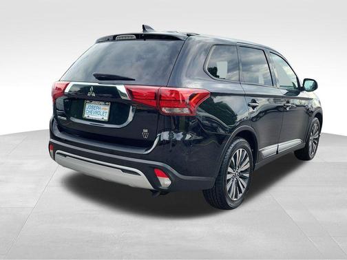 Labrador Black Metallic 2020 Mitsubishi Outlander SE