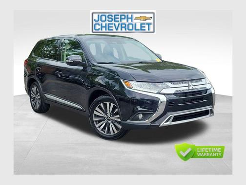 Labrador Black Metallic 2020 Mitsubishi Outlander SE
