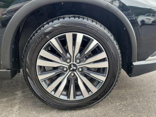 Labrador Black Metallic 2020 Mitsubishi Outlander SE