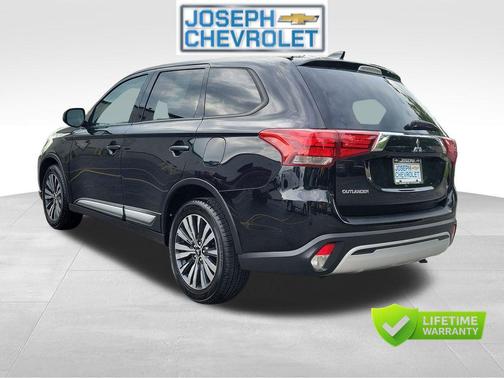 Labrador Black Metallic 2020 Mitsubishi Outlander SE