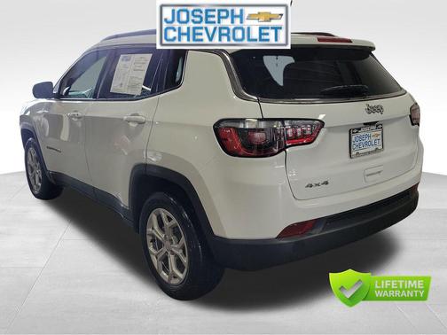 Bright White Clearcoat 2024 Jeep Compass Latitude