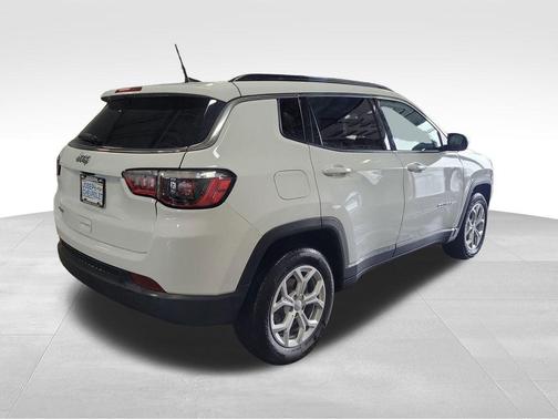 Bright White Clearcoat 2024 Jeep Compass Latitude