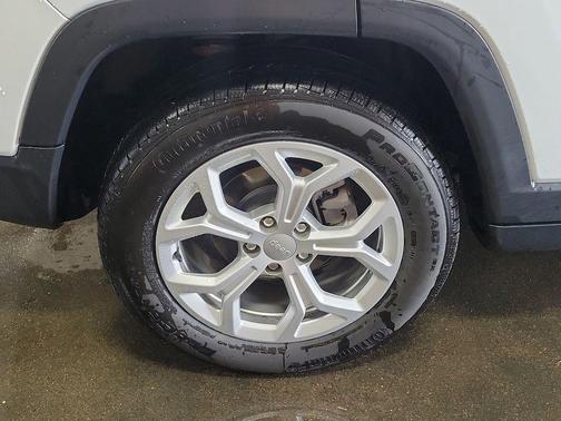 Bright White Clearcoat 2024 Jeep Compass Latitude
