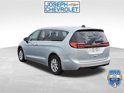 Silver Mist Clearcoat 2023 Chrysler Pacifica Touring L