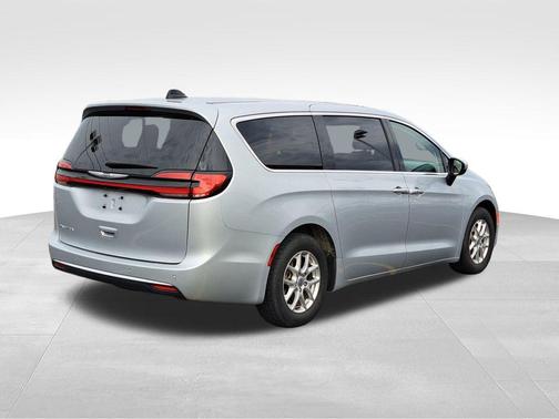 Silver Mist Clearcoat 2023 Chrysler Pacifica Touring L