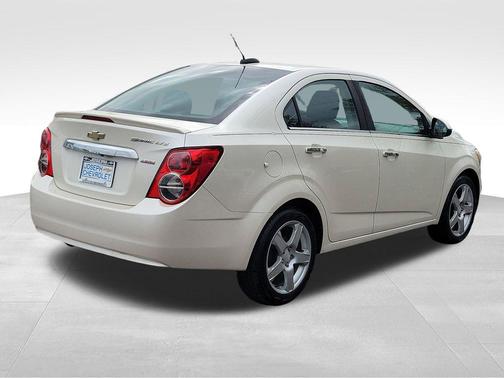 White Diamond Tricoat 2015 Chevrolet Sonic LTZ