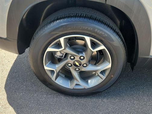 Sterling Gray Metallic 2025 Chevrolet Trax LT