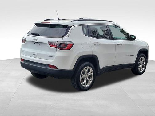 Bright White Clearcoat 2024 Jeep Compass Latitude