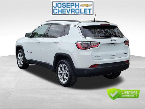 Bright White Clearcoat 2024 Jeep Compass Latitude