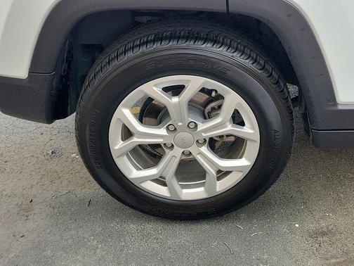 Bright White Clearcoat 2024 Jeep Compass Latitude