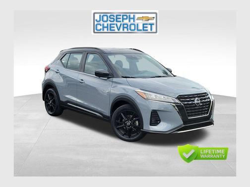 Gray/Super Black 2023 Nissan Kicks SR