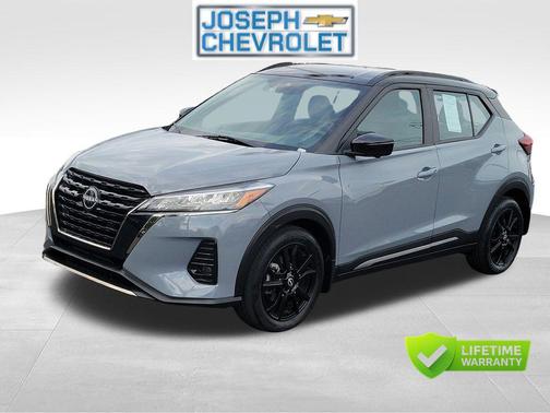 Gray/Super Black 2023 Nissan Kicks SR