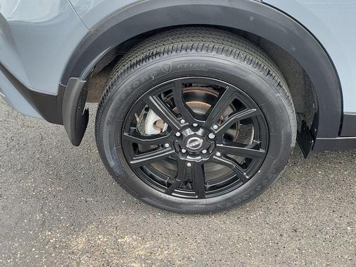 Gray/Super Black 2023 Nissan Kicks SR