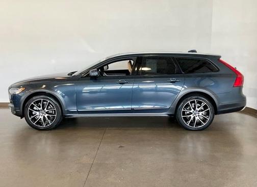 Photo 3 of 56 of 2020 Volvo V90 Cross Country T6