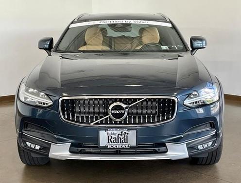 Photo 2 of 56 of 2020 Volvo V90 Cross Country T6