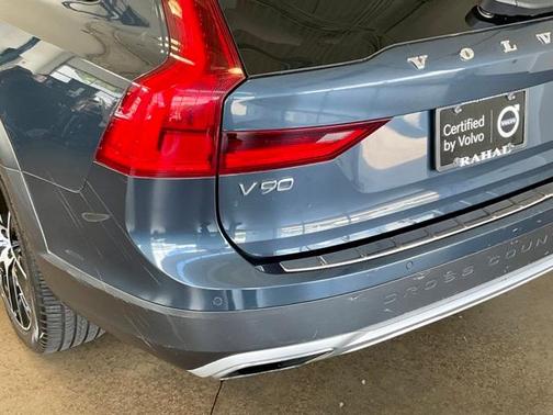 Photo 5 of 56 of 2020 Volvo V90 Cross Country T6