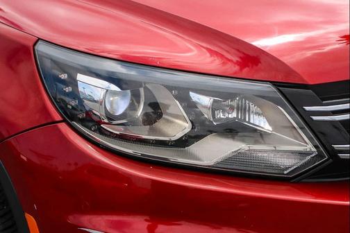 Wild Cherry Metallic 2016 Volkswagen Tiguan SE