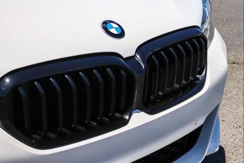 Alpine White 2023 BMW 540 i
