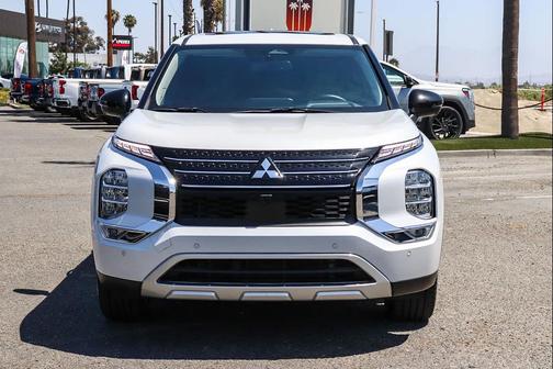White Diamond 2024 Mitsubishi Outlander SE