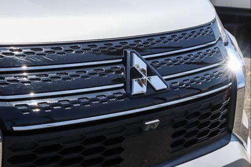 White Diamond 2024 Mitsubishi Outlander SE
