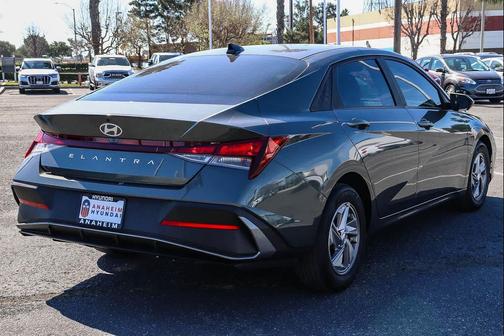 2025 Hyundai ELANTRA SE