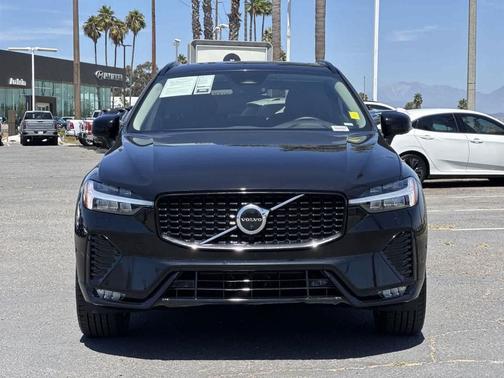 2023 Volvo XC60 B5 Plus Dark Theme