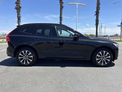 2023 Volvo XC60 B5 Plus Dark Theme