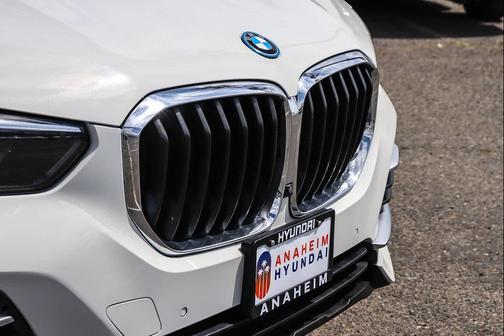 White 2023 BMW X5 PHEV xDrive45e