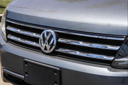 Platinum Gray Metallic 2018 Volkswagen Tiguan 2.0T S