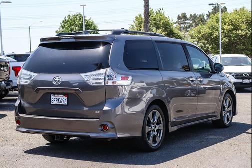 Predawn Gray Mica 2018 Toyota Sienna SE