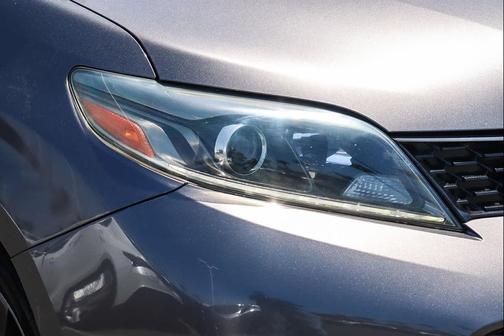 Predawn Gray Mica 2018 Toyota Sienna SE