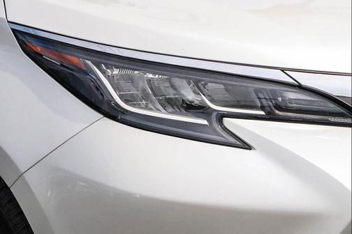 Blizzard Pearl 2021 Toyota Sienna XLE 7 Passenger