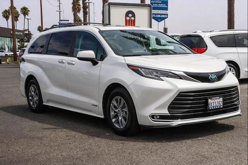 Blizzard Pearl 2021 Toyota Sienna XLE 7 Passenger