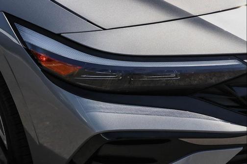 Fluid Metal 2026 Hyundai ELANTRA Limited