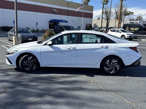 2025 Hyundai ELANTRA Limited