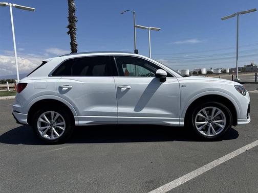 2024 Audi Q3 Premium 45 TFSI S line quattro Tiptronic