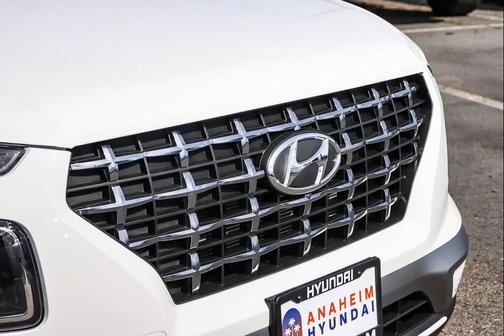Lunar White w/Black Roof 2026 Hyundai VENUE SEL w/Two-Tone Roof